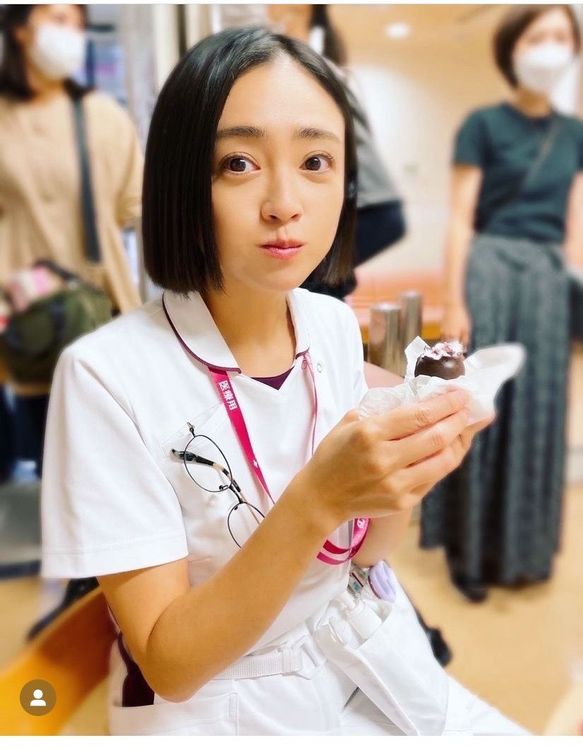 安達祐實拍戲空檔吃東西，模樣青春可人。翻攝安達祐實IG