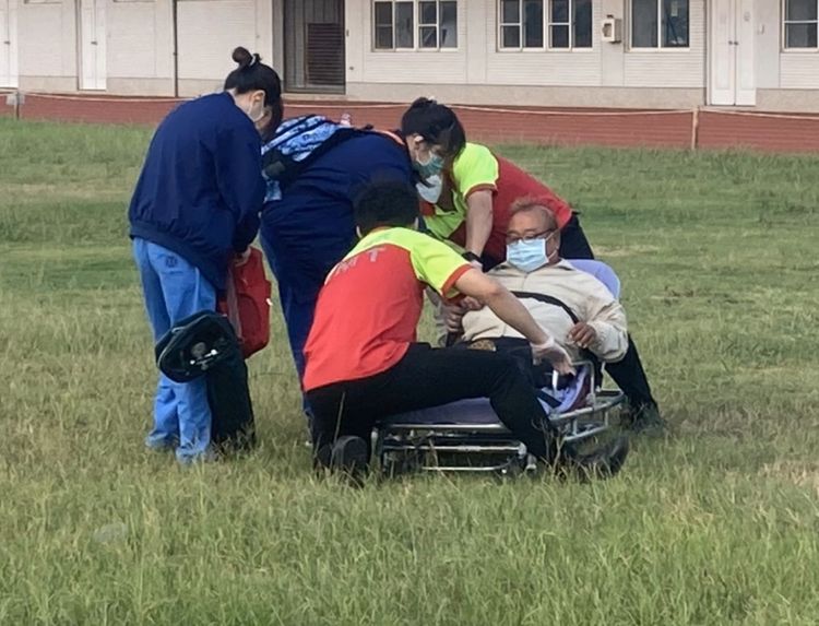 直升機降落體育場，顏姓男子隨即被送往童綜合醫院。空勤總隊提供