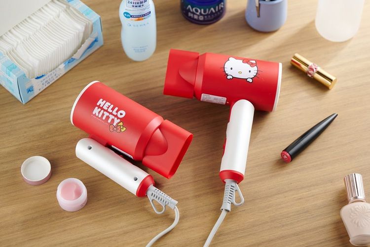 陶瓷負離子摺疊吹風機，原價2280元，6積分+620元或2積分+660元可換購。業者提供