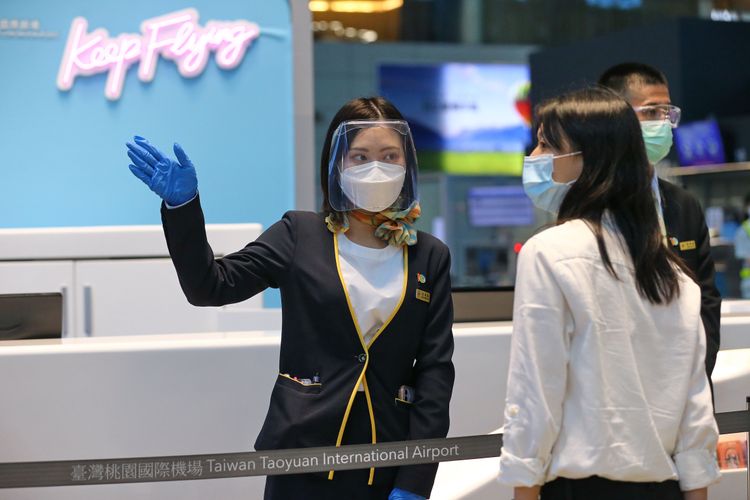 民眾諮詢機場服務櫃檯人員。施昂強攝