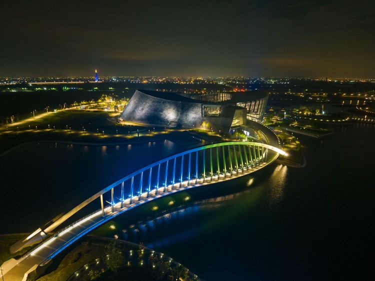 陳學聖批評故宮南院辦理無人機活動都在夜間，民眾並無法再進入展廳參觀。翻攝故宮南院臉書