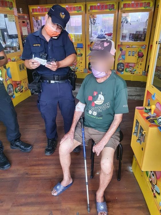 警方查出老翁住址致電連絡家人。警方提供