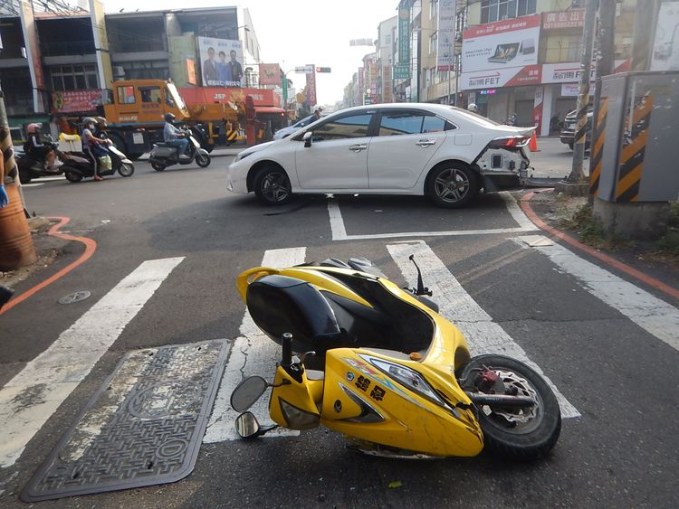 停等待轉區的機車被撞，造成車上兩人受傷。讀者提供