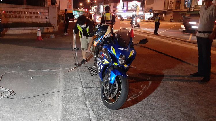 稽查人員攔下大型重機車檢測。讀者提供