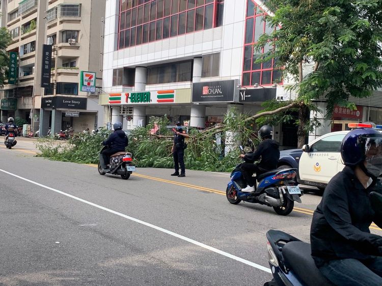警方到場指揮交通。讀者提供