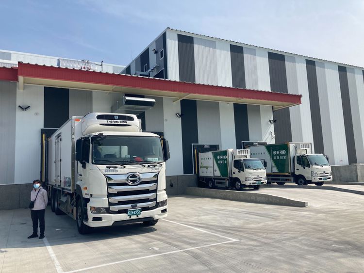 物流中心外車輛作業情形。陳宏銘攝