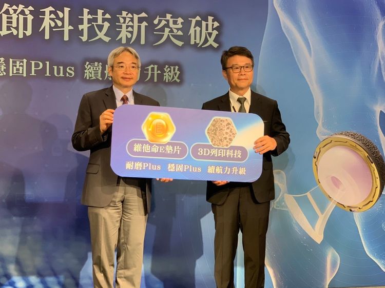 大同醫院骨科部主任陳崇桓（左）與寶建醫院院長李炫昇今共同出席人工髖關節衛教記者會。吳慧芬攝