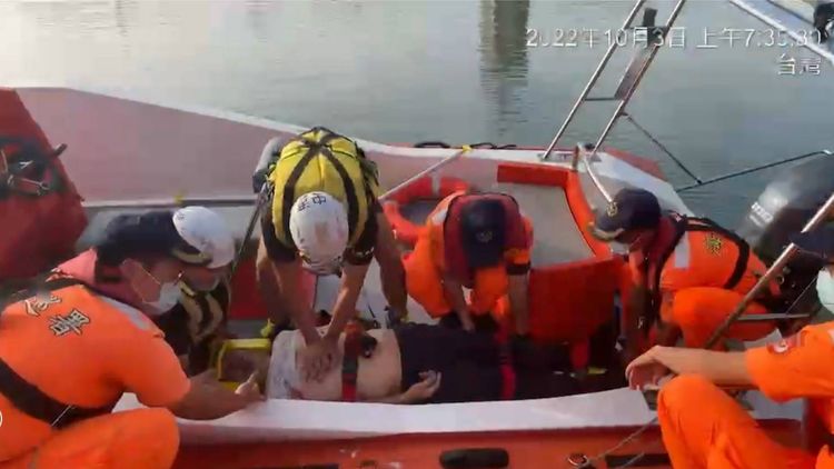 消防員對田姓男子進行CPR。讀者提供