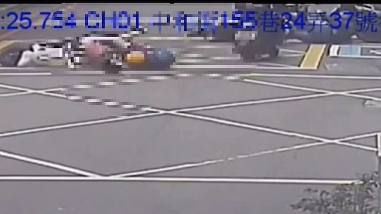 盧女發生車禍後丟下兒子肇逃。新莊警分局提供