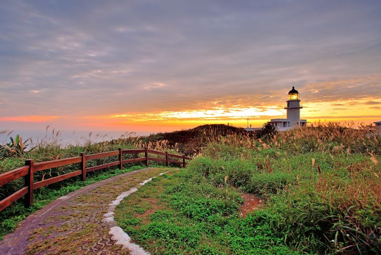 「極東漁村浪漫騎乘」帶遊客前往三貂角，近距離欣賞台灣最東的純白色燈塔，一覽東北角最美麗的海岸風景。新北觀旅局提供