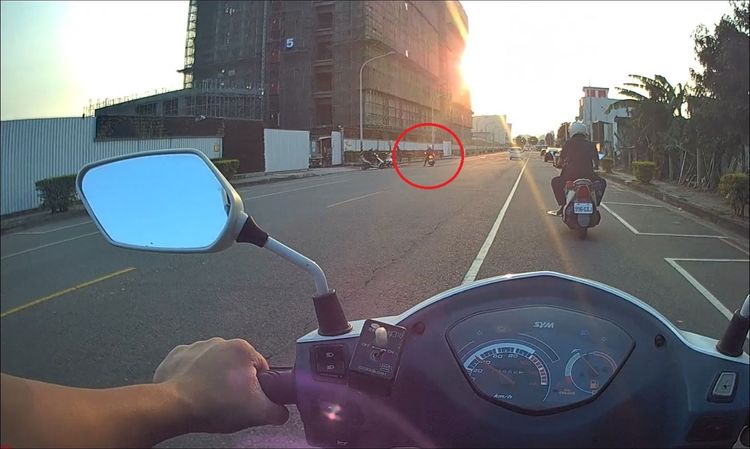 警方巡邏發現杜姓越南移工行經可疑，立即趨前盤查。讀者提供