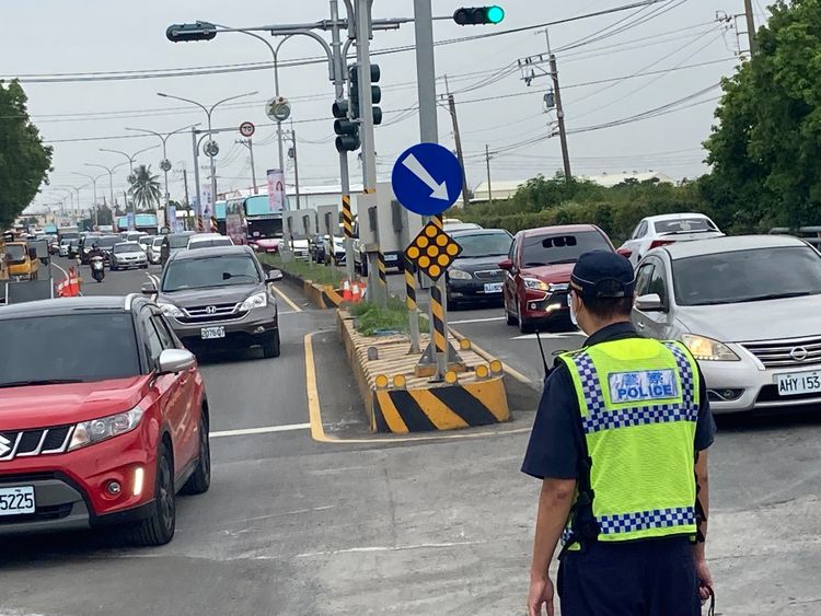 警力在重要路段疏導管控車流。陳宏銘攝