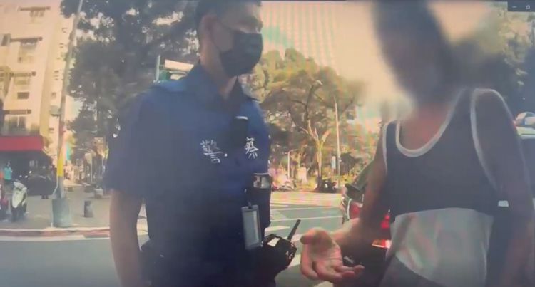 張姓男子辯稱攜刀外出是要做菜。翻攝畫面