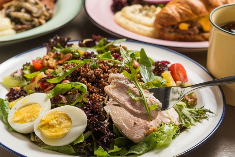 舒肥嫩雞胸屏東紅藜麥蔬果沙拉。華泰大飯店集團提供