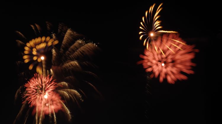 今年首創月亮造型煙火。新北市政府提供