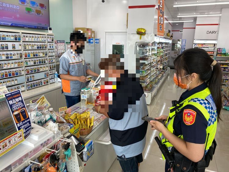 警方不厭其煩解說，防止顏男遭騙。警方提供