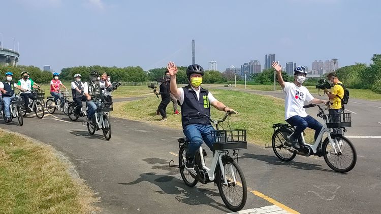 林佳龍騎上單車在前領騎。黃子騰攝