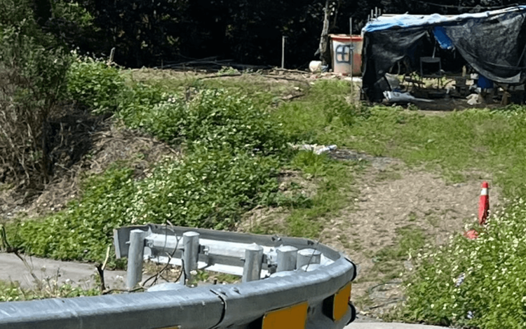 林男被載到田男廬山部落的簡易工寮長達半小時，後來就被發現掉落邊坡昏迷。讀者提供