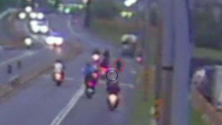 康男(紅圈處)行走在車道上，遭後方盧男(藍圈處)撞上。新北市警局提供