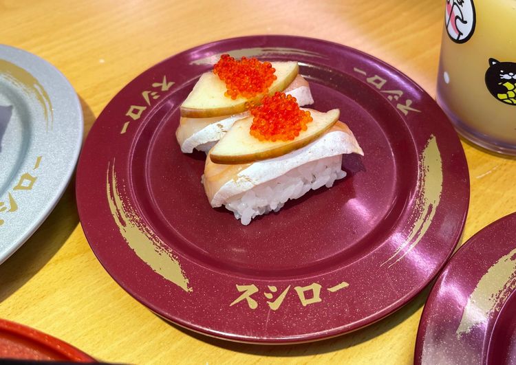 蘋果飛魚卵鮭魚腹，2貫40元。業者提供