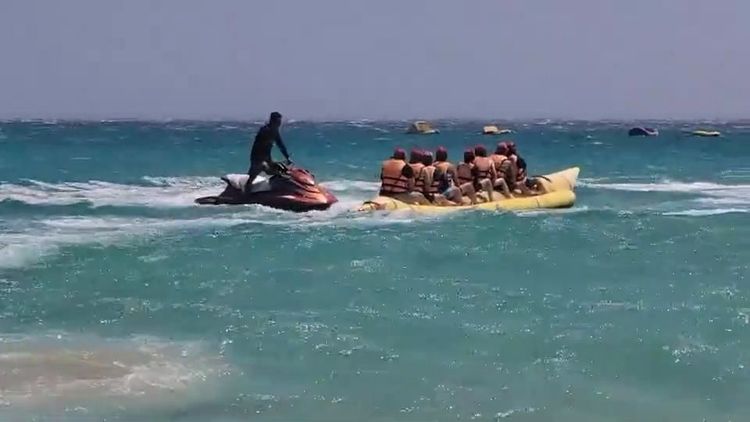 水上摩托車的強力水柱噴射，有時會將水中人噴傷。圖非常事人，民眾提供