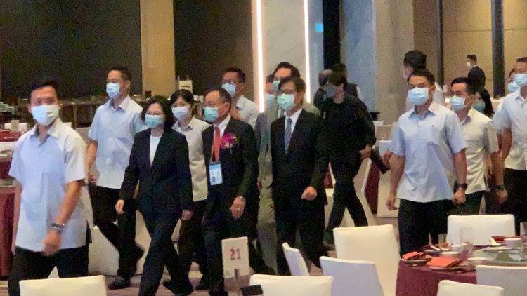 總統蔡英文（左二）今到高雄萬豪酒店出席世界台灣商會聯合總會活動，未對鏡電視事件對外說明。吳慧芬攝