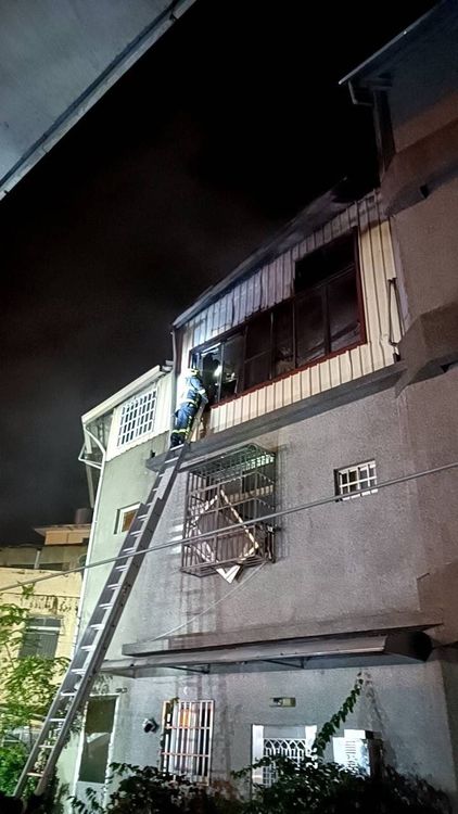 消防隊員架梯進入頂樓加蓋搜尋。民眾提供