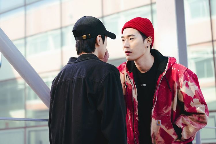 朴栖含（右）在《語意錯誤》和朴宰燦滿滿粉紅泡泡。采昌國際多媒體提供