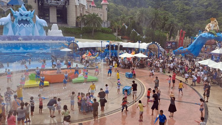 園內冰風暴活動吸引遊客打水仗、潑水消暑。遠雄海洋公園提供