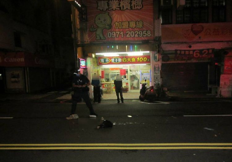 警方在肇事現場勘驗調查。讀者提供