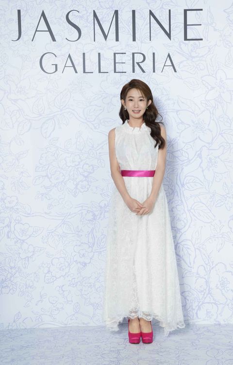 郭書瑤選穿白色花邊小立領毛織蕾絲洋裝展現甜美優雅風格。品牌提供