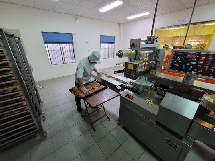 衛生局人員稽查食品廠內人員製程有無戴口罩與手套。高市衛生局提供