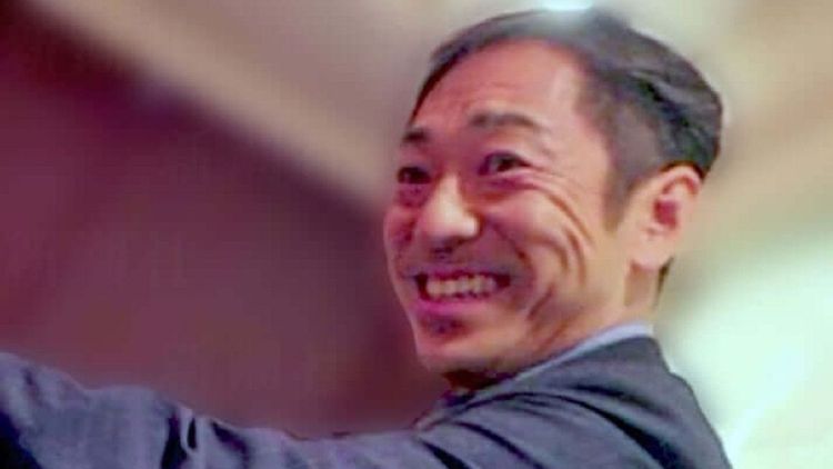 香川照之性騷擾女公關當天，先玩弄亂抓媽媽桑的頭髮。翻攝週刊新潮