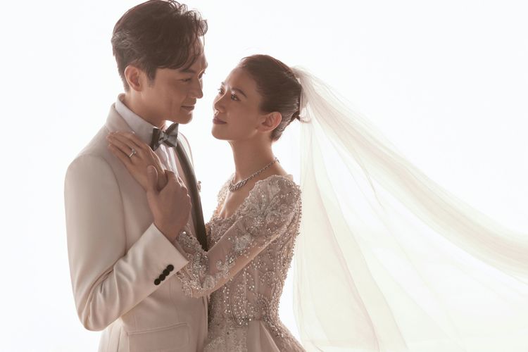 張智霖（左）與袁詠儀圓夢拍婚紗照。翻攝到此一遊影視工作室微博