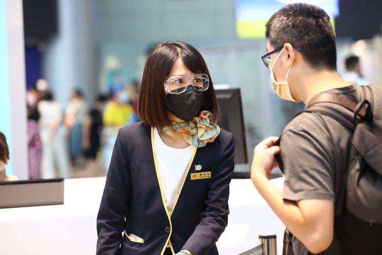 機場服務櫃檯人員，每天都要面對旅客各種諮詢問題。施昂強攝