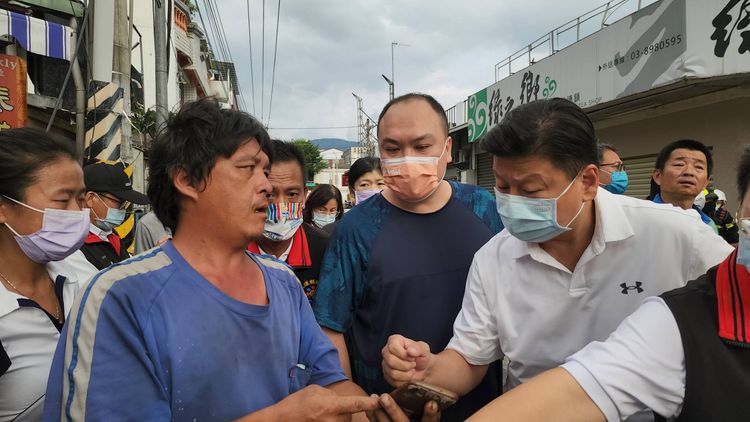 受困母子的丈夫著急等待救援，並透過電話順利掌握妻女位置。黃瑞娟攝