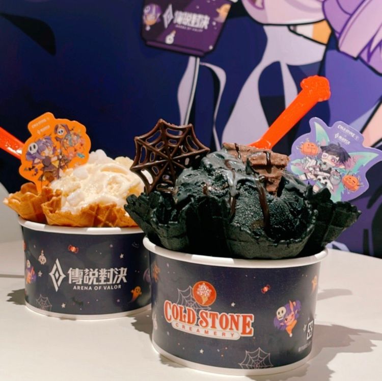 即日起-11/3出示《傳說對決》遊戲內的COLD STONE公告畫面，購買中杯以上冰淇淋可享買1送1。業者提供
