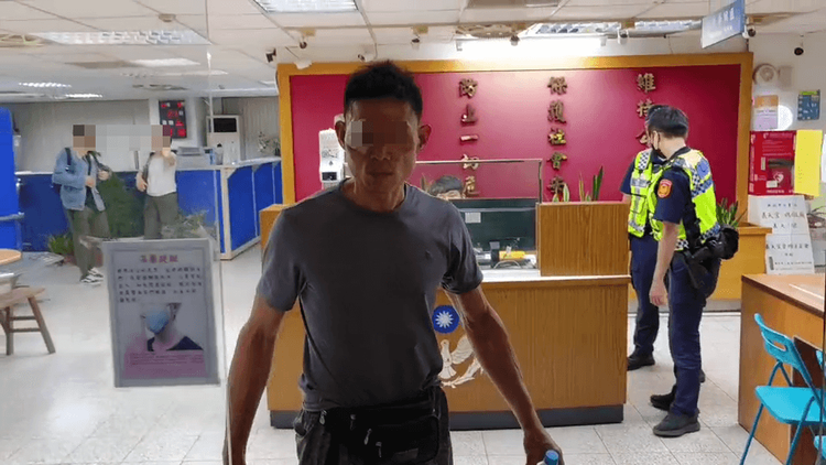 臉上有傷的黃男步出永福派出所。翻攝畫面