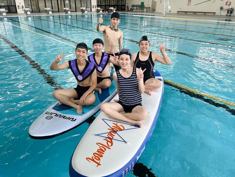 學生在立槳課配戴畢業領巾合影，紀錄校園生活的開心時刻。清大提供