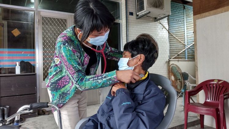 醫師到宅診療行動不便的患者。門諾醫院提供