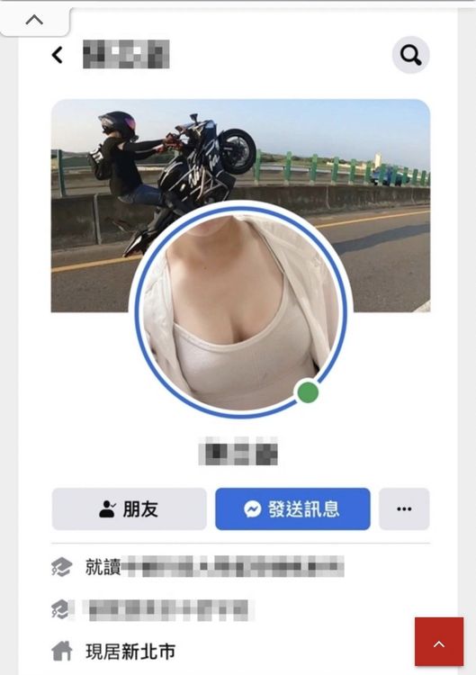 有網友比對「翹孤輪」騎士的穿著、包包，發現竟是豪乳妹。翻攝自《記者爆料網》