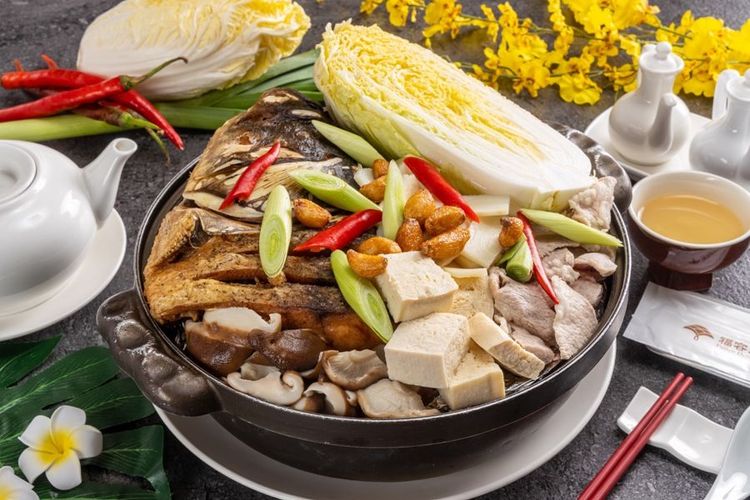 江浙名菜「寧式砂鍋魚頭」，自製的沙茶與紅油熬煮湯底，香辣帶勁。福容提供