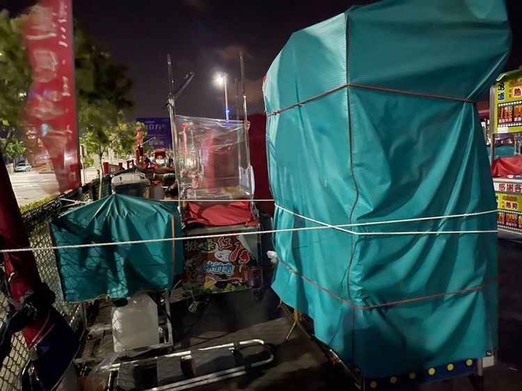 攤商連夜購買繩索加強固定攤位。王煌忠攝