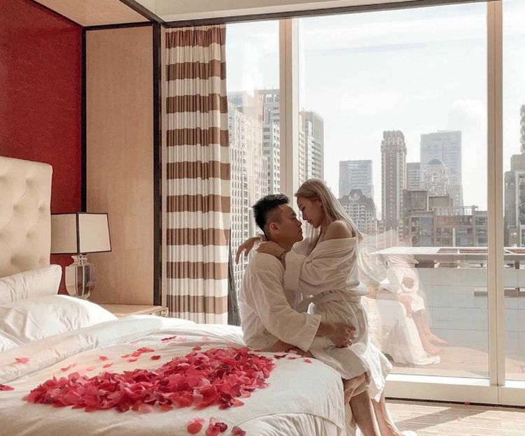 與綠地形成強烈對比的繁華城景，還能眺望台中國家歌劇院，使林酒店成為在地人的私房求婚景點。林酒店提供