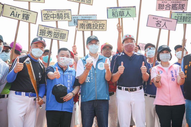 張善政勤走基層，今天出席桃園市龍馬盃慢壘錦標賽開幕式。張善政團隊提供