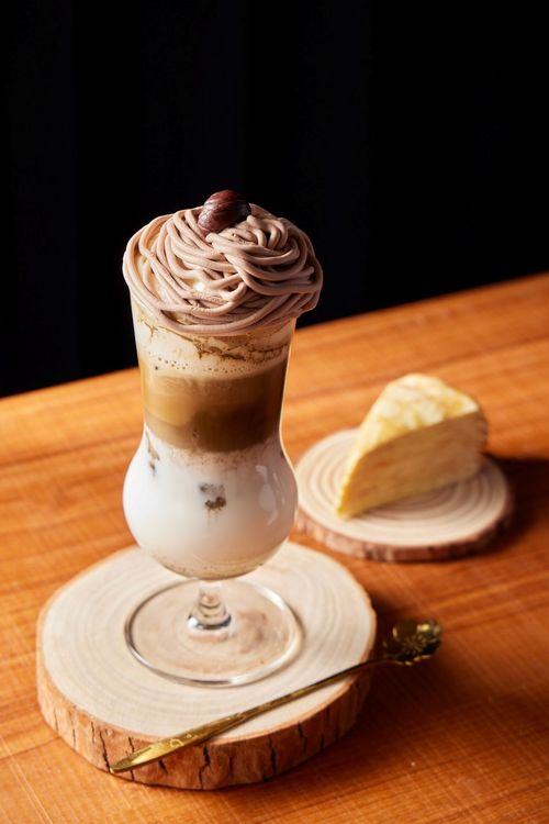 雪頂焙茶焦糖栗子以戀職人鮮奶搭配MONIN烤栗子風味糖漿為基底。業者提供