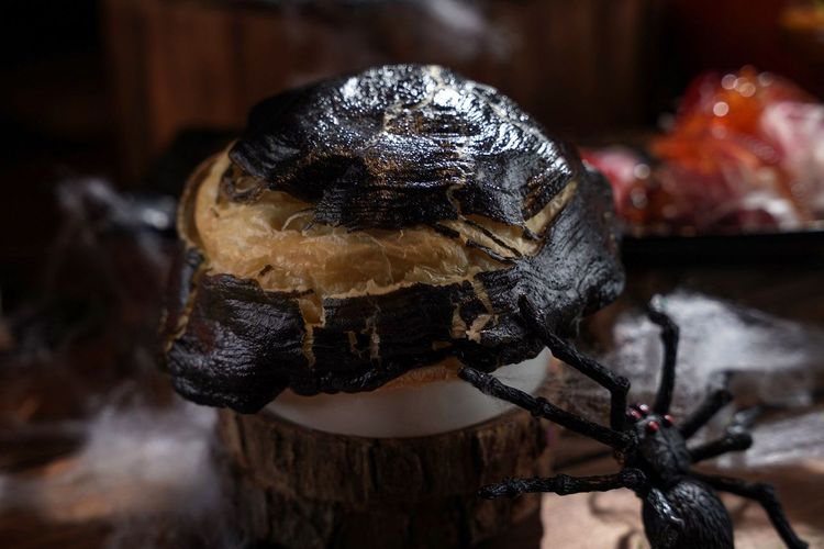 雲軒西餐廳推出萬聖節雙人套餐，圖為酥皮南瓜濃湯。業者提供