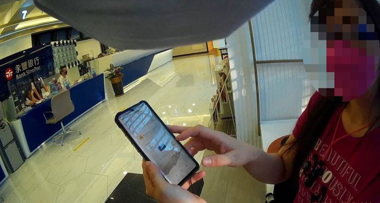 警方請劉姓婦人出示手機內有關「紅酒投資」的相關訊息。讀者提供