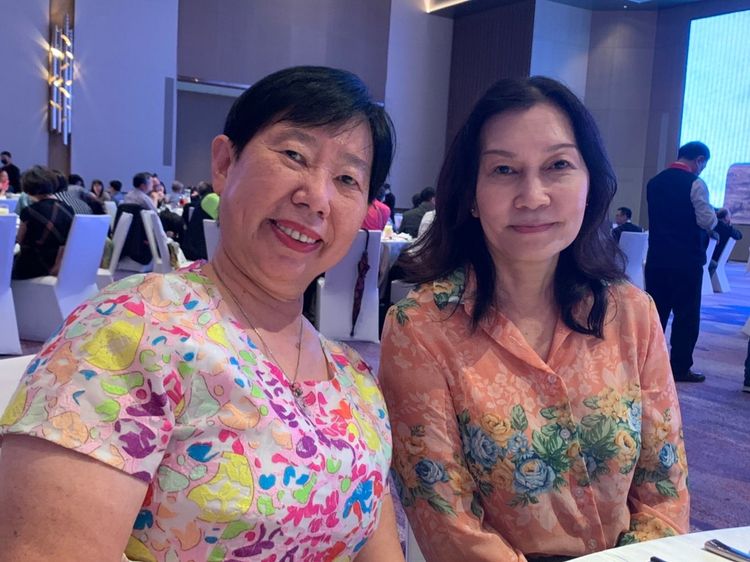 陳其邁的妻子、婦產科醫師吳虹（右）今默默坐在台下，左為高醫教授關皚麗。吳慧芬攝