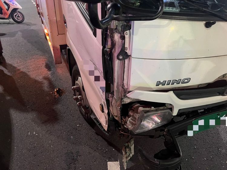 貨車右前車頭明顯凹損。蘆洲警分局提供